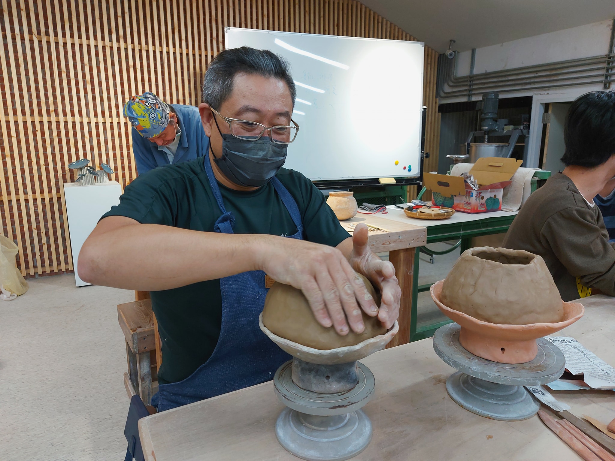 同學運用工具製作陶器