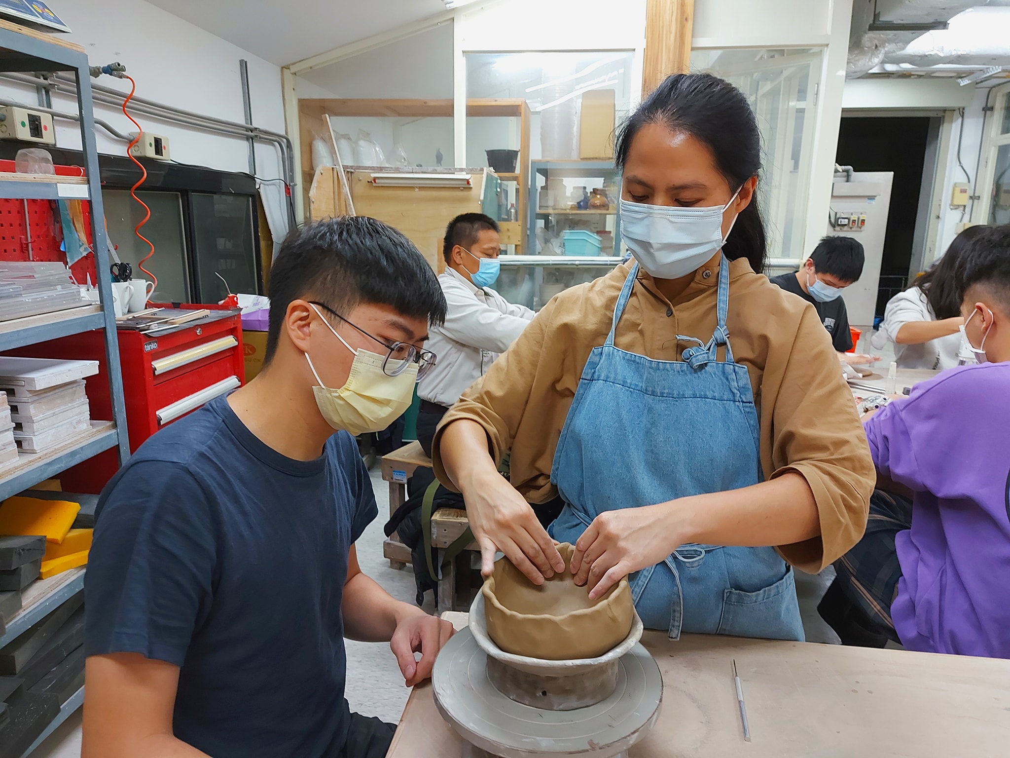 吳姿瑩老師協助同學製作陶器