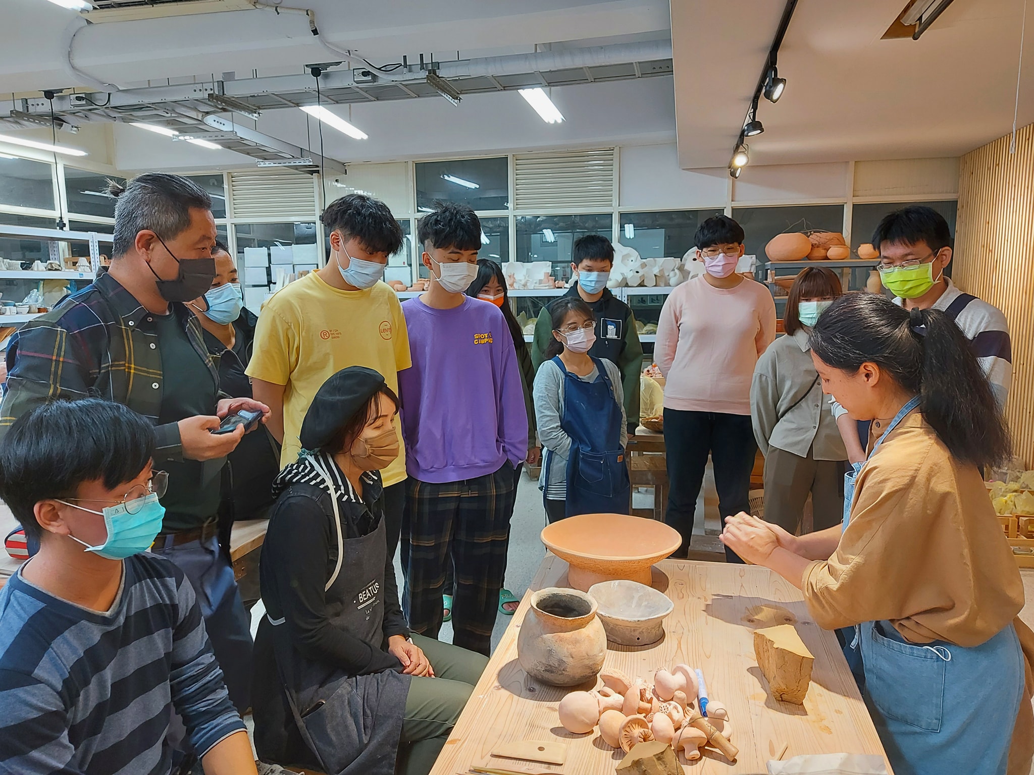 姿瑩老師先是向同學們介紹了原住民族製作陶器的脈絡