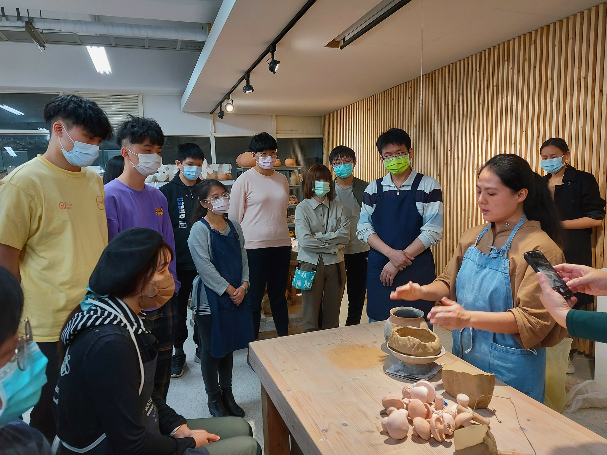 姿瑩老師先是向同學們介紹了原住民族製作陶器的造型