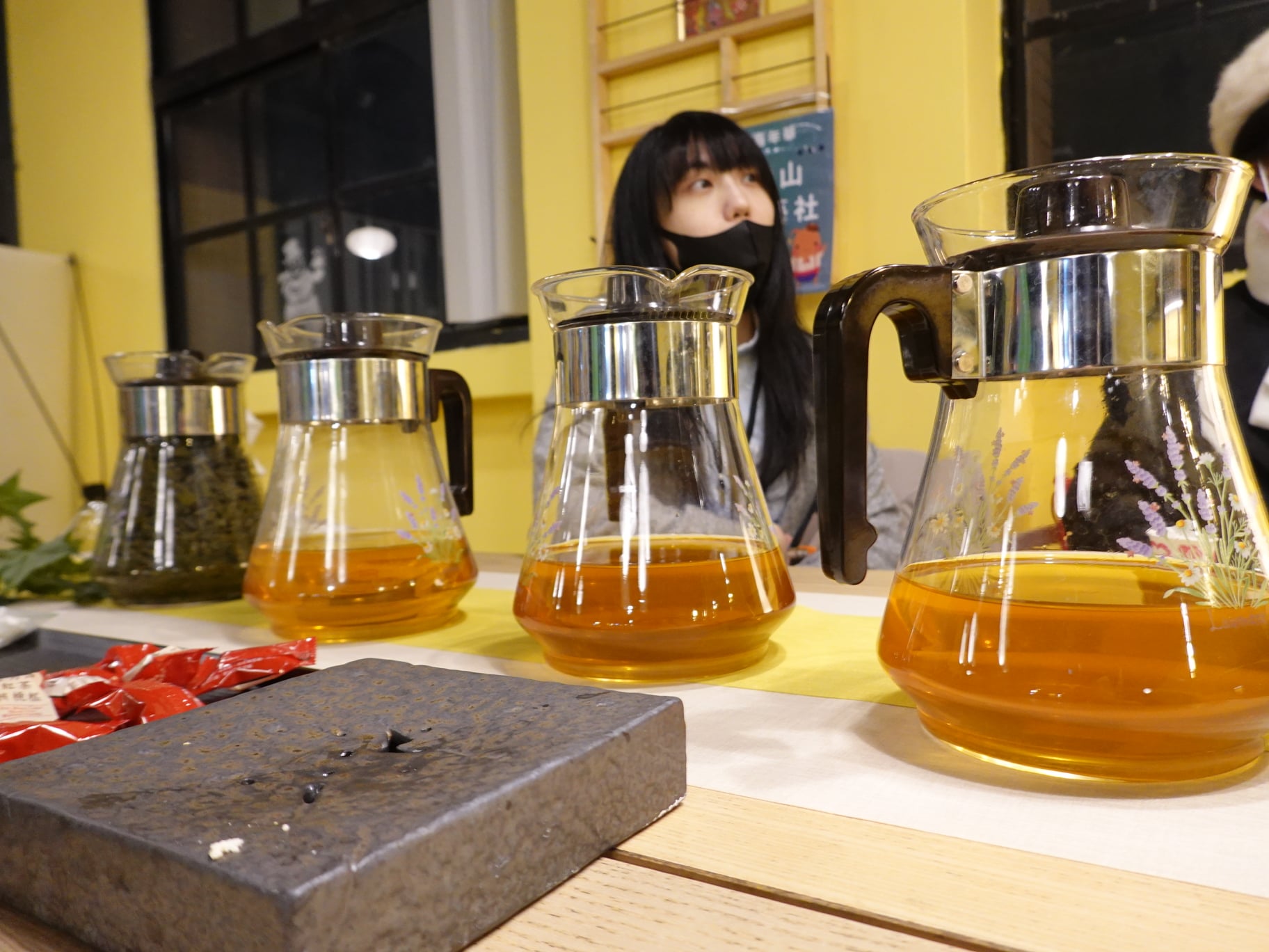 雲山茶藝社準備了不同茶給同學品嚐