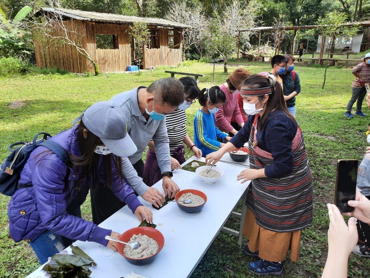同學使用當地食材製作立德拉楠民族特色食物