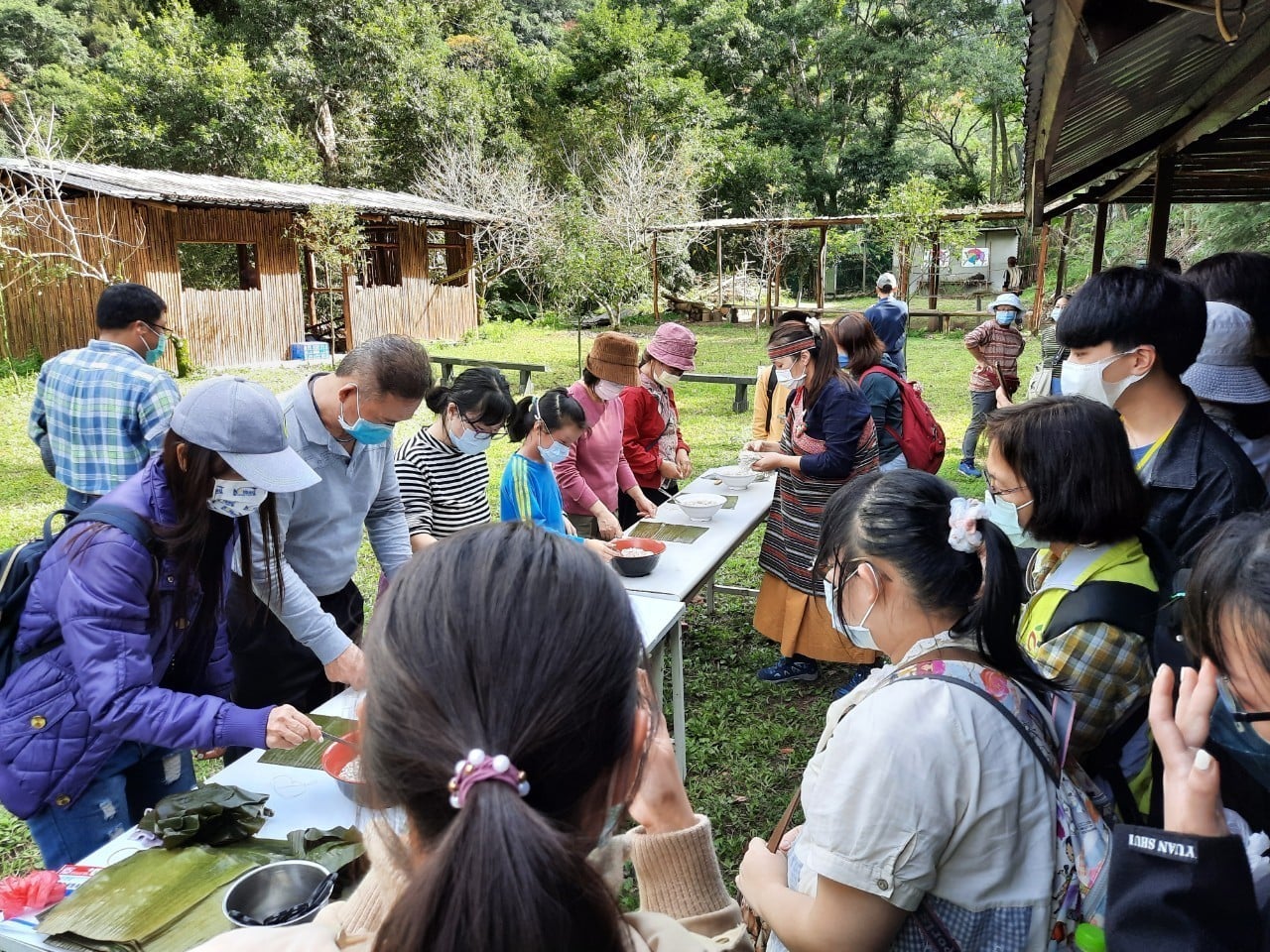 同學們使用當地食材製作立德拉楠民族特色食物