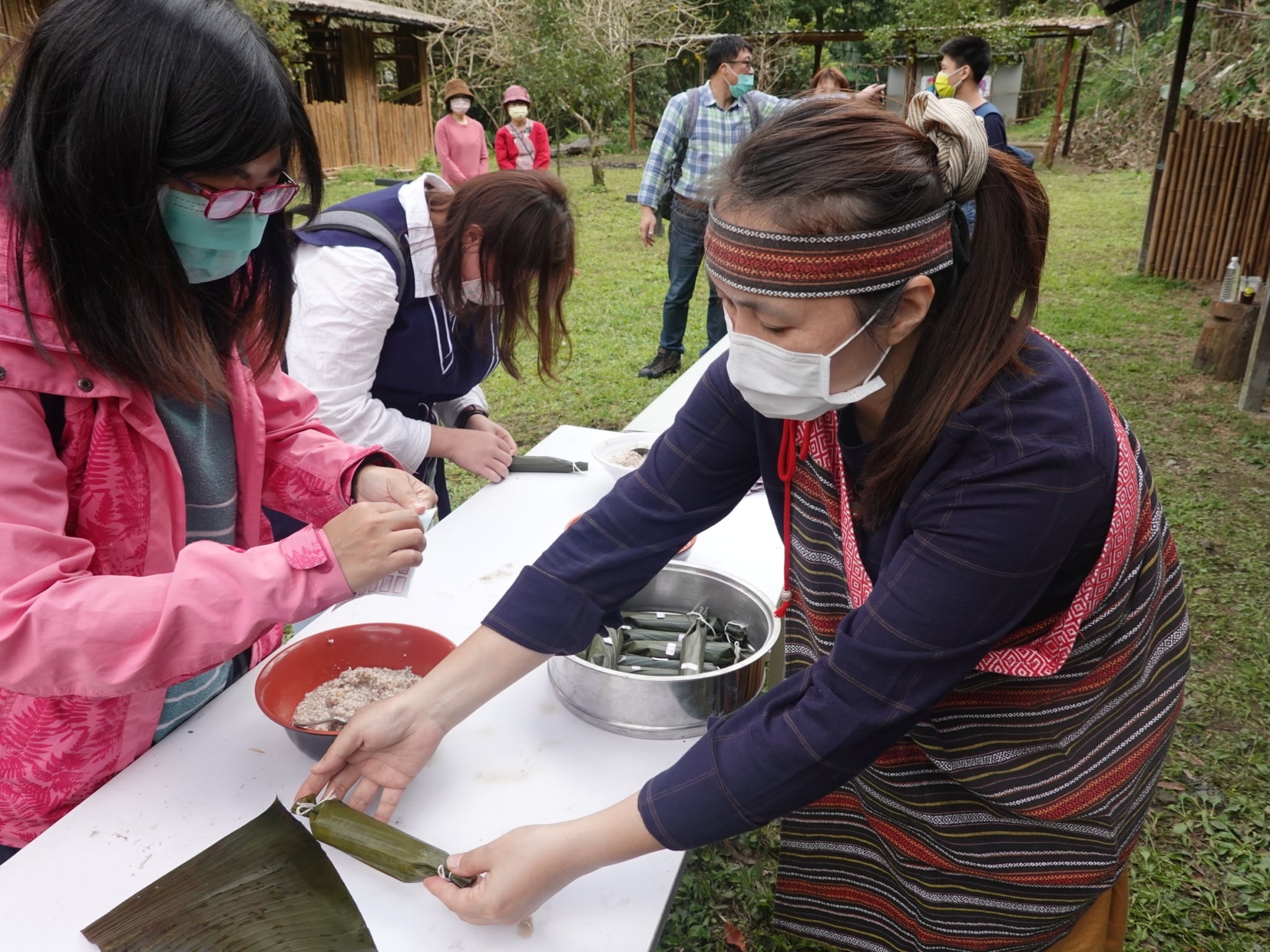 同學們使用當地食材製作立德拉楠民族的特色食物