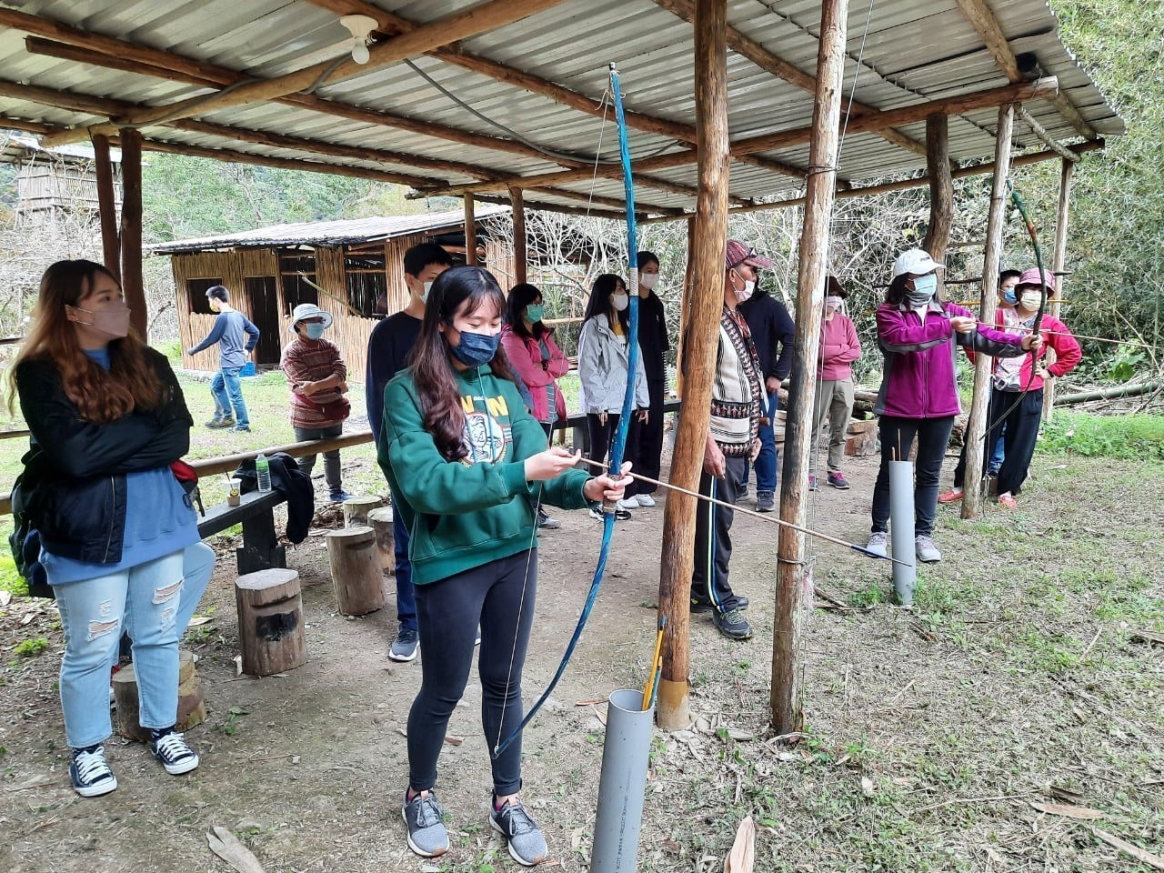 同學們學習立德拉楠民族如何用弓箭打獵