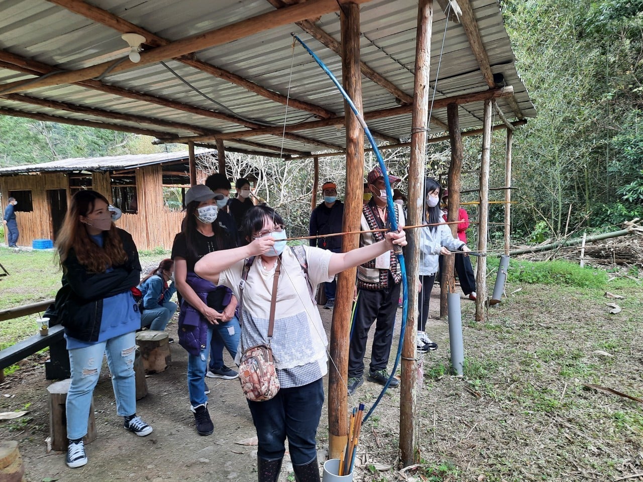 同學們學習立德拉楠民族如何用弓箭技巧