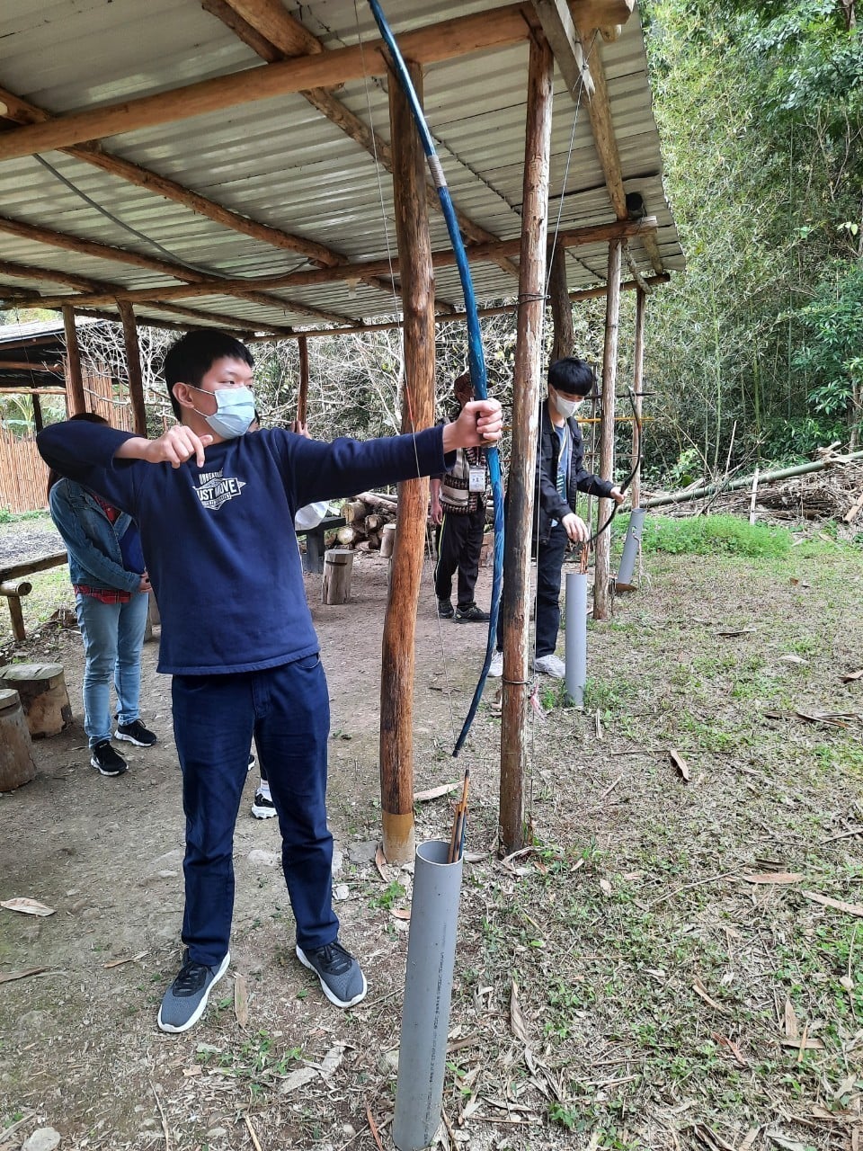 同學們體驗如何用弓箭打獵
