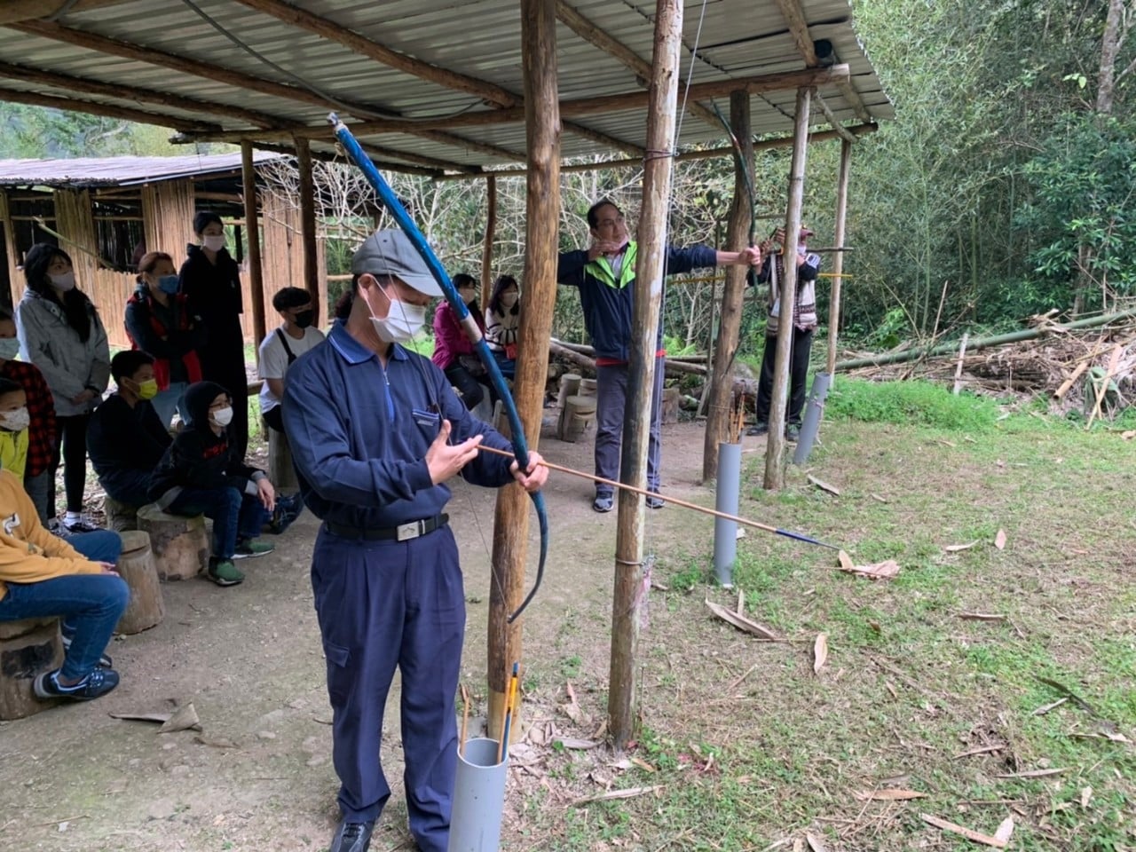 同學們體驗立德拉楠民族使用弓箭打獵