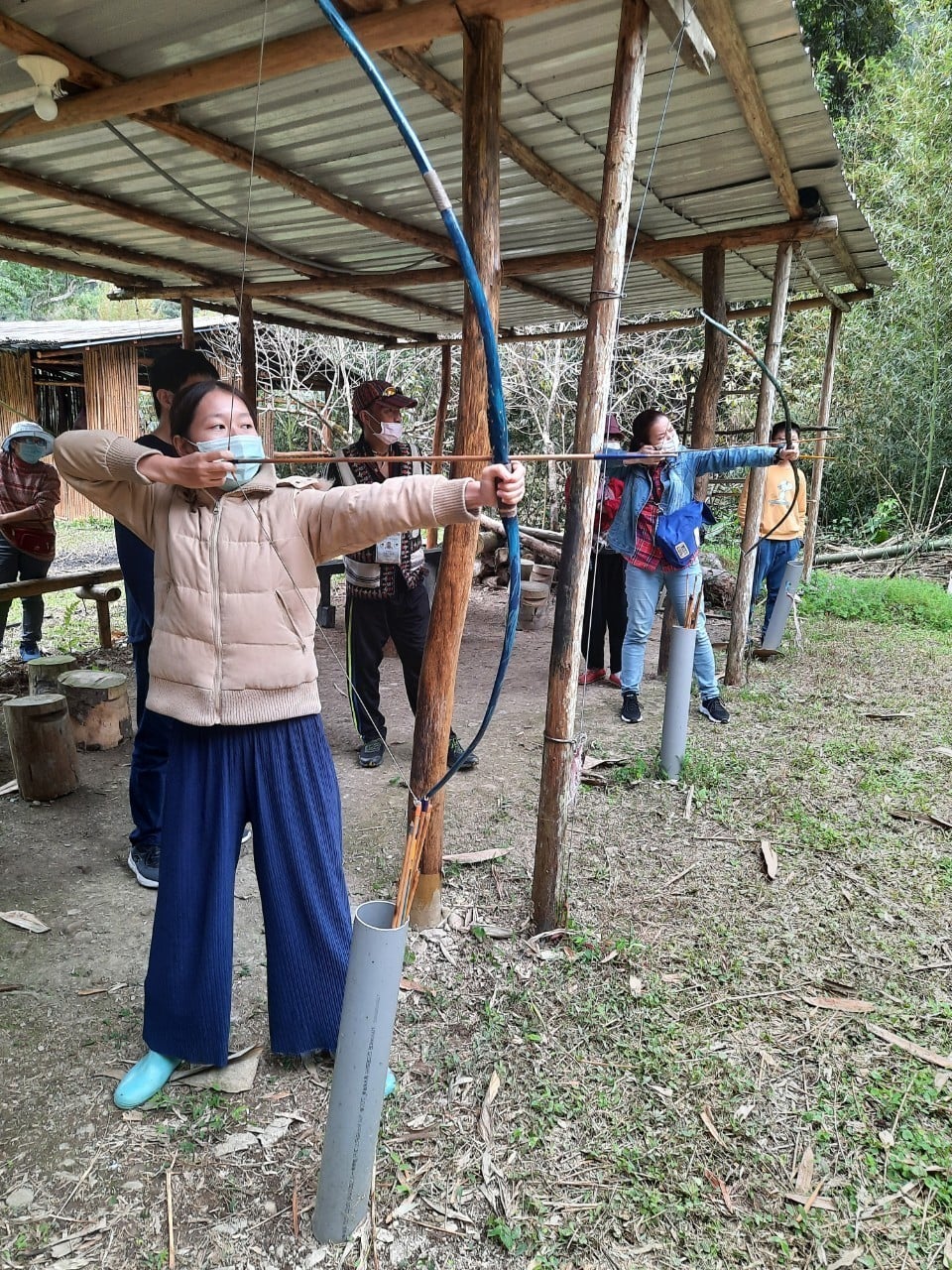 同學們體驗立德拉楠民族如何用弓箭打獵